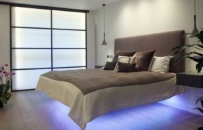 Letto con testiera morbida e illuminazione sottostante