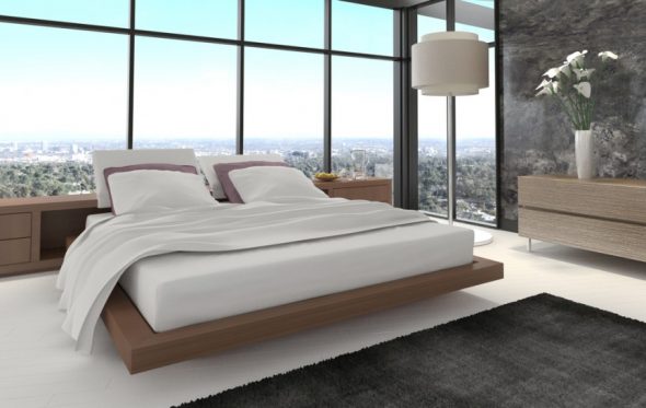 Letto vicino a una grande finestra panoramica