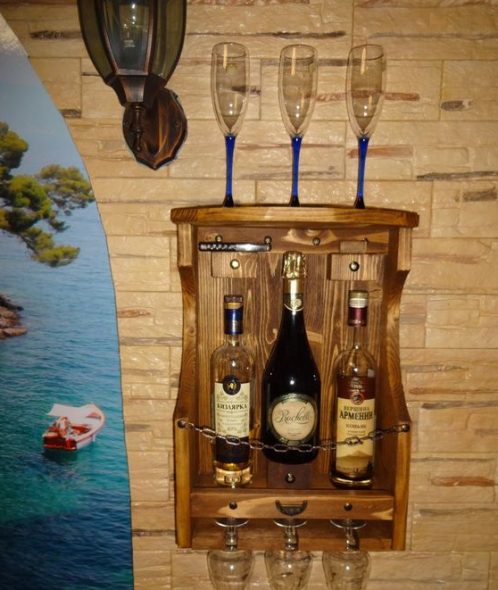 Majhno okrasno stojalo za vino