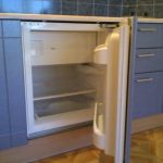 Minifrigo in una piccola cucina per una piccola famiglia