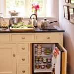 Minifrigo in una piccola cucina