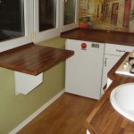 Tavolo in miniatura in una cucina di campagna