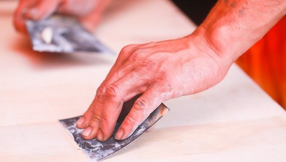Primerizzazione del piano di lavoro prima della verniciatura