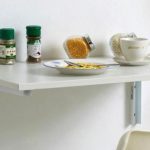 Tavolino bianco per la cucina