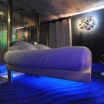 Letto sospeso insolito con illuminazione
