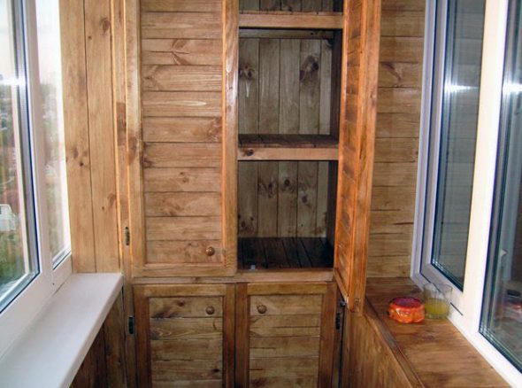 Mobiletto in legno per balcone