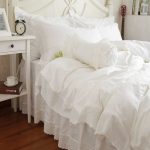Delicato copriletto bianco con pizzo