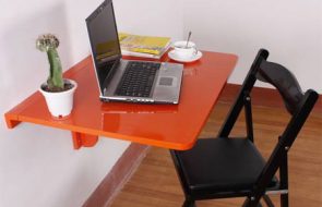 Scrivania pieghevole arancione per lavorare al computer