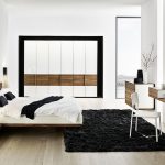 Uso originale di un letto galleggiante in un interno di camera da letto