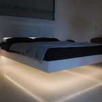 Un letto galleggiante aggiunge l'illusione di spazio e libertà