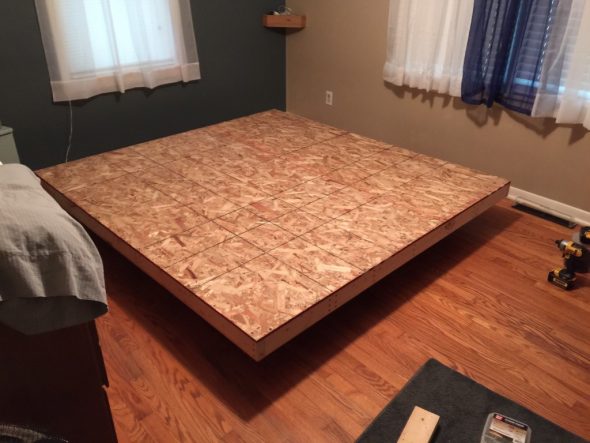 Letto galleggiante su telaio