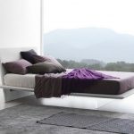 Letto galleggiante vicino a una grande finestra