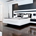 Il letto a piattaforma è collegato ai comodini e alla testiera