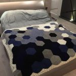 Coperta all'uncinetto con motivi esagonali