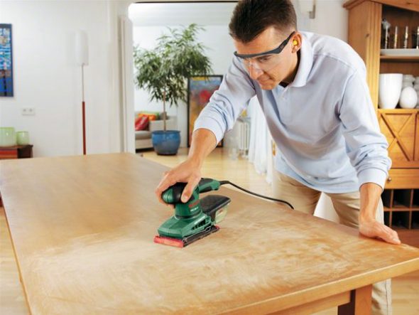 Preparazione di un tavolo in legno