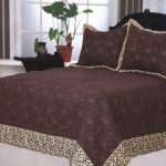 Copriletto marrone in cotone e raso