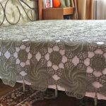 Copriletto realizzato con due tipi di motivi