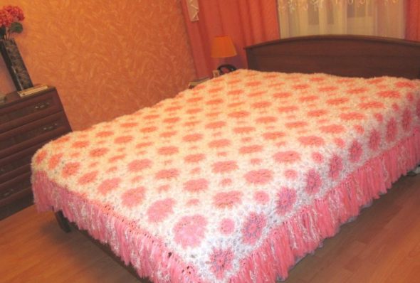 Rose di coperta sulla neve