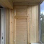 Semplice mobiletto portaoggetti sul balcone