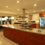 Cucina lussuosa con frigorifero trasparente incorporato