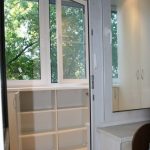 Armadio e mensole sotto la finestra sul balcone