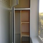 Mobiletto in plastica sul balcone