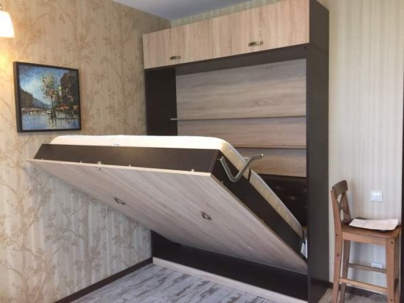 Letto guardaroba con meccanismo di sollevamento