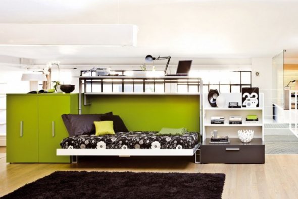 Combinazione di un tavolo con elementi aggiuntivi e di un letto completo