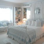 Camera da letto in colori pastello con bellissimi ornamenti