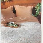 Camera da letto in accogliente stile country