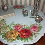 Tavolo con elementi decoupage