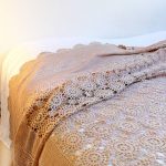 Copriletto in maglia leggero e delicato per un letto grande