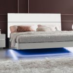 Illuminazione a LED lungo il perimetro inferiore del letto: semplice ed efficace