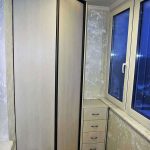 Armadio angolare e mobile basso sul balcone