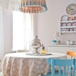 Decora l'interno della tua cucina in stile classico o rustico con un servizio a parete