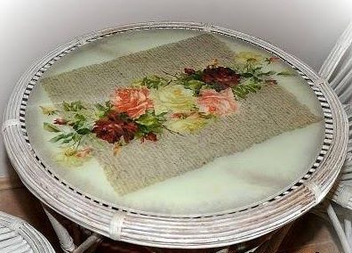 Decorazione del tavolo con la tecnica del decoupage inverso