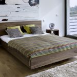 Camera da letto accogliente con elementi moderni e rustici