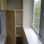 Mobiletto stretto realizzato con pannelli di legno