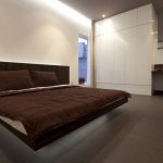 Questa camera da letto è caratterizzata dai colori bianco e legno naturale.