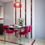 In una cucina piccola, le strisce verticali saranno appropriate
