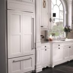Frigorifero da incasso in cucina in moderno stile europeo