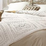 Coperta lavorata a maglia con cuscini per un letto grande