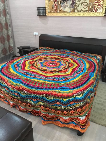Coperta mandala lavorata a maglia