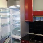 Mobile alto per frigorifero nel colore dei mobili della cucina
