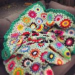 Un copriletto luminoso realizzato con motivi multicolori