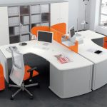 Arredi per ufficio per il personale con dettagli luminosi