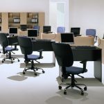 Combinazione di colori scuri e chiari in ufficio