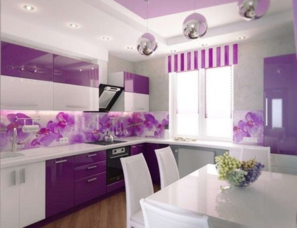 Cucina bianca e lilla