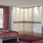 Mobile angolare bianco con illuminazione