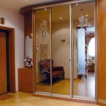 Ampio corridoio con armadio angolare all'interno